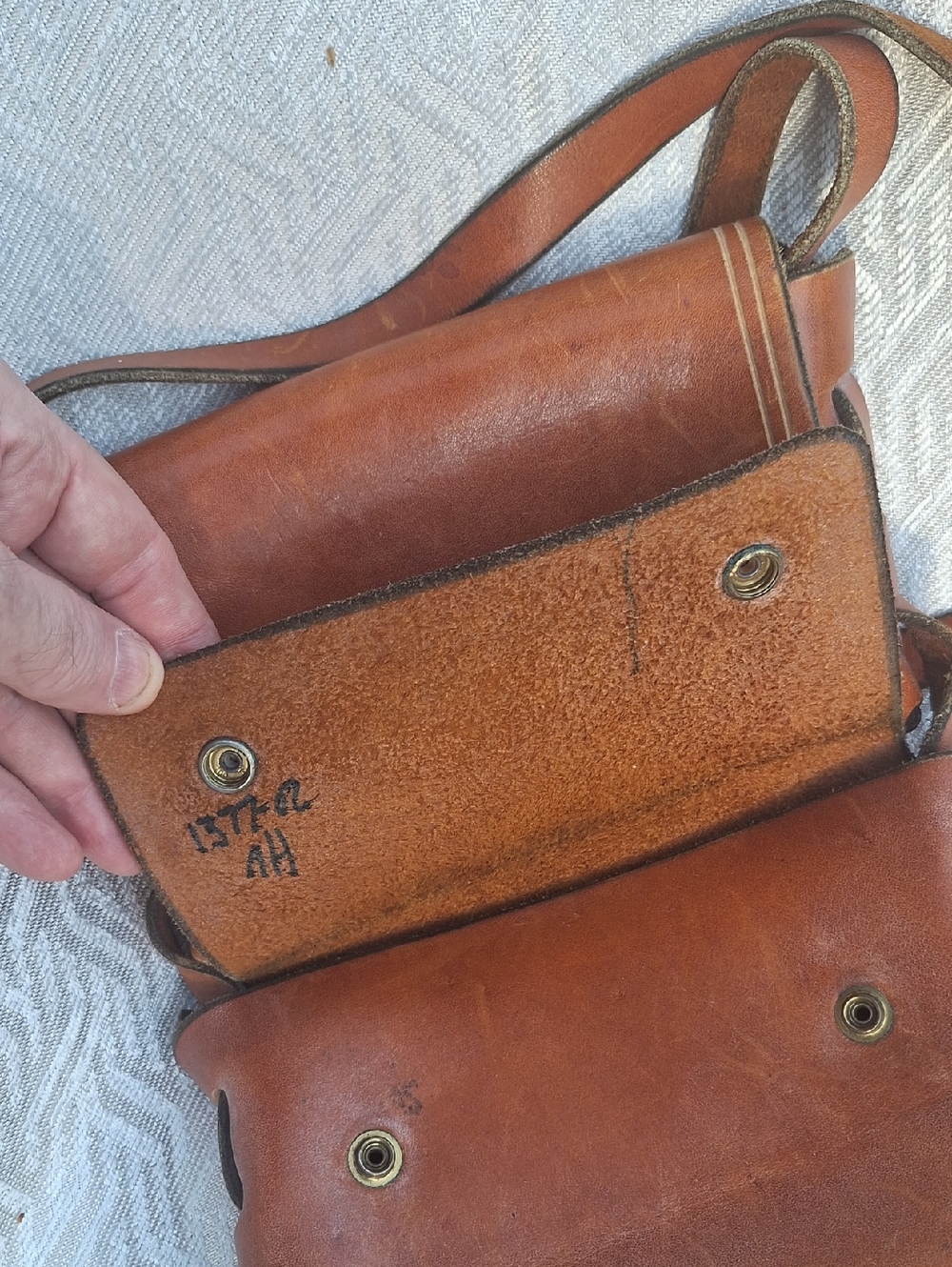 LEATHER ARTISTIAN Vintage Two-Compartment Tan Leather. Crossbody Bag - Picture 13 of 16